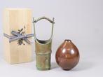 Vase - Vase en cuivre de Takahashi Keiten  et panier à