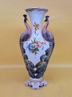 Bassano - Porzellanvase mit Pfauen als Henkel – florales