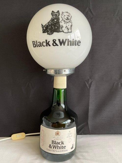 “BLACK & WHITE WHISKY” grote fles met bolle, Antiek en Kunst, Antiek | Wandborden en Tegels
