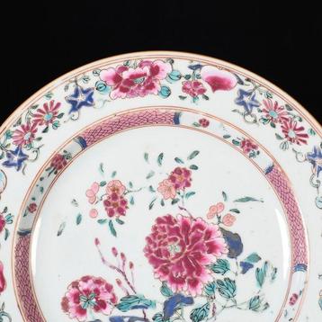Assiette - Assiette aux émaux de la Famille Rose à décor de