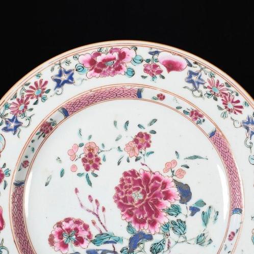 Assiette - Assiette aux émaux de la Famille Rose à décor de, Antiek en Kunst, Antiek | Overige Antiek