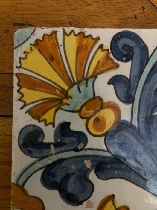 Tegel - Fleur de géranium - 1750-1800 - Keramische tegel, Antiek en Kunst, Antiek | Glaswerk en Kristal