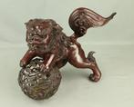 Decoratief ornament - Japan - Bronzen Leeuw Bovenop Bol