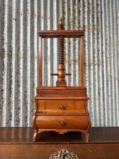 Miniature - Armoire à linge Louis XVI - Prima était une, Antiek en Kunst, Antiek | Meubels | Stoelen en Sofa's