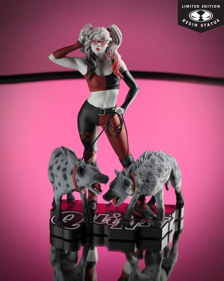 DC Direct Harley Quinn: Red, White & Black Statue 1/10 Harle, Verzamelen, Film en Tv, Ophalen of Verzenden