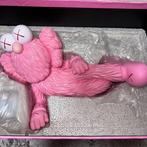Kaws (1974) - Kaws Time Off Pink edition 2022, Antiek en Kunst