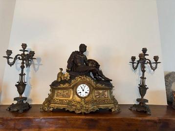 Horloge de cheminée avec personnage - Antique Bronze -, Antiquités & Art