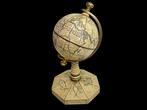 Globe - A Map of the World in been (=bot) met zeemonsters