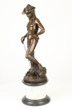 Figuur - A BRONZE SCULPTURE OF DAVIDS VICTORY OVER GOLIATH, Antiek en Kunst