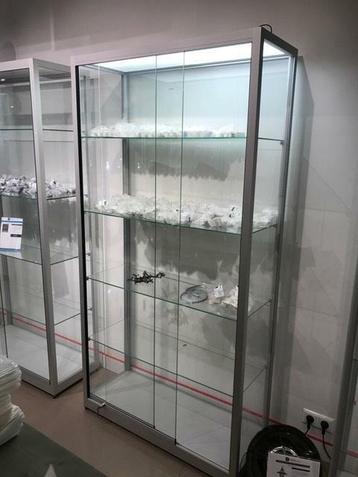 *TIP*  Showroom model vitrinekast nummer 17 beschikbaar voor biedingen