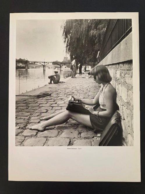 Robert Doisneau (1912-1994) - Typist, Square du Vert Galant,, Antiek en Kunst, Kunst | Designobjecten