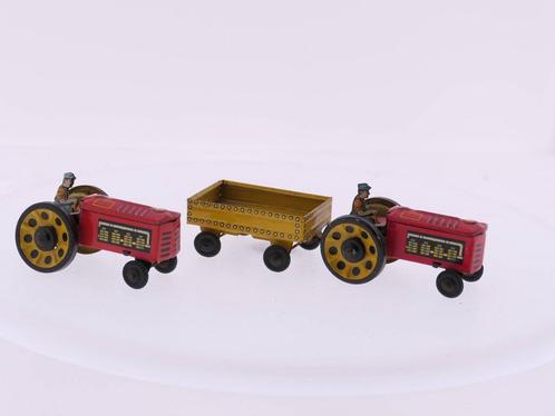 Tiny Tin Toys (blikken speelgoed) 2 x tractor en een aanh..., Hobby & Loisirs créatifs, Voitures miniatures | Échelles Autre, Enlèvement ou Envoi