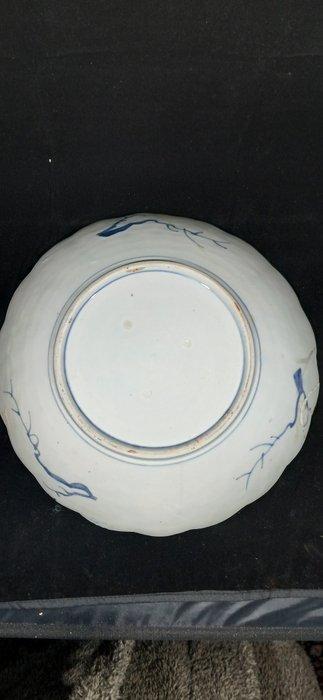 A Large Kinrande Imari Porcelain Foliated Charger - Arita, Antiek en Kunst, Antiek | Overige Antiek