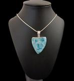 Hanger van topkwaliteit in Larimar. Ambachtelijk gemaakt.