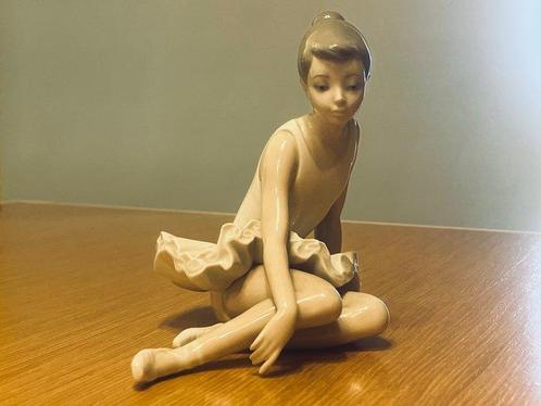 Nao by Lladró - Vicente Martínez - Sculpture, Seated Ballet, Antiek en Kunst, Antiek | Glaswerk en Kristal