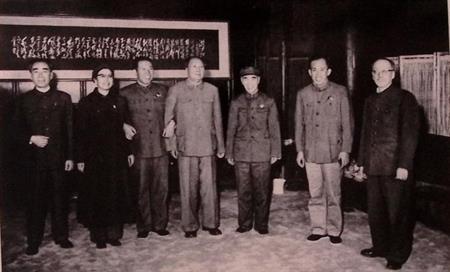Mao’s China – Iconische propagandaportretten in zwart-wi, Verzamelen, Militaria | Tweede Wereldoorlog, Foto of Poster, Verzenden