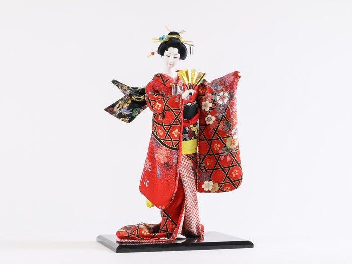 Kyugetsu () - Geisha Doll – Dancing with Fan in Red Kimono, Antiek en Kunst, Antiek | Overige Antiek
