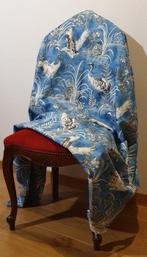 Exclusief oosters stof in blauwe duif - Gieren in vlucht -