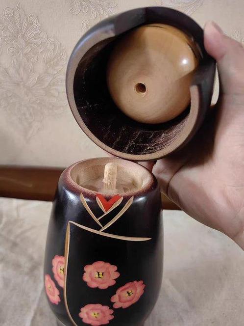 Figurine - Ink Shadow Sakura: Traditional Japanese Kokeshi, Antiek en Kunst, Curiosa en Brocante