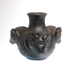 Bactrian Speksteen Cosmetische vaas met drie ramshoofden