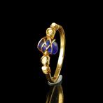Oud-Romeins Ring met blauwe glaskraal omwikkeld met draad
