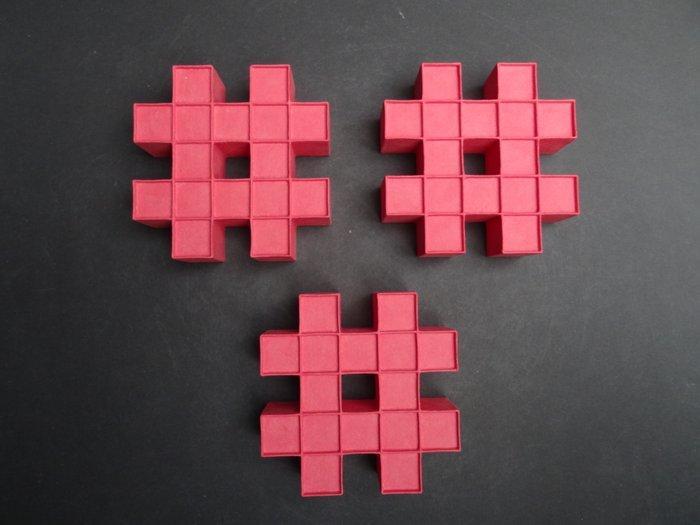 2025 - 94 3 stuks rode hashtag Andreas, Antiquités & Art, Art | Objets design