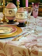 Roze magnoliapatroon tafelkleed voor grote tafels. -