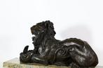 Beeldje, Lion majestueux en bronze patiné sur socle en