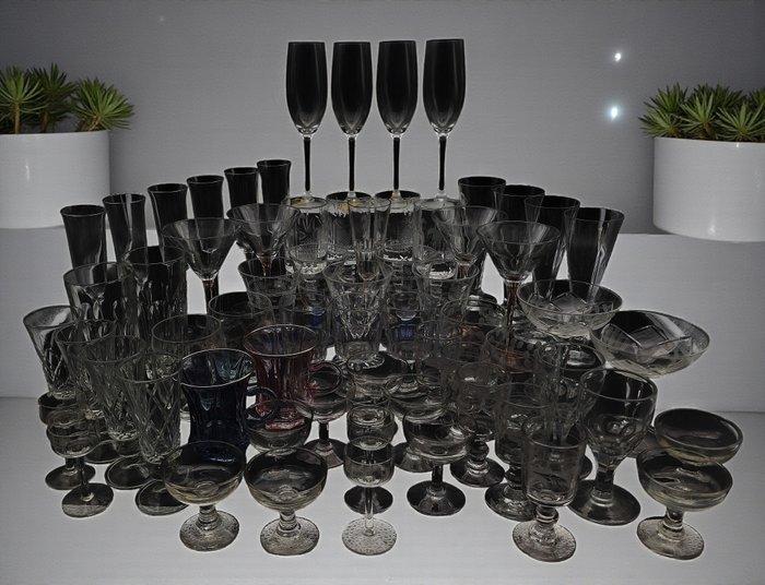 Vari produttori - Drinkset (66) - Kristal, Antiquités & Art, Antiquités | Meubles | Tables