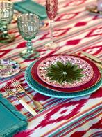 Mantel met ikat-strepen in fuchsiatint voor grote tafels.