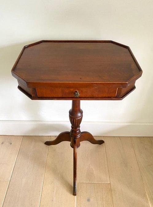 Armoire - Bois - Table dappoint en bois de noyer, Antiek en Kunst, Antiek | Overige Antiek