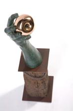 Lorenzo Quinn (1966) - sculptuur, El oro no se come - 48 cm