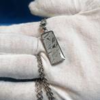 Stalen hanger en meteoriet met stalen ketting IJzer