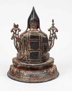 Een grote, vergulde en gelakte figuur van Tsongkhapa,