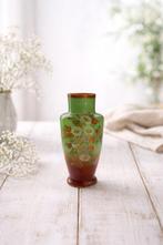 Vase Art nouveau en verre opalin vert émaillé et rehaussé de