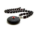 Pendentif et collier en ambre baltique gravés avec argent