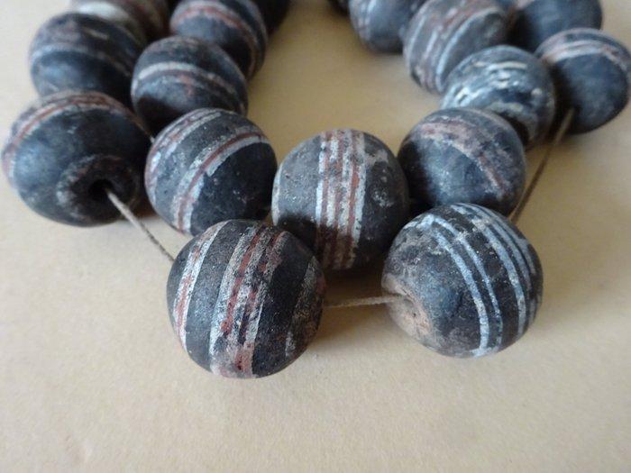 25 oude handgemaakte kralen van keramiek uit Mali, 19e of, Antiek en Kunst, Kunst | Niet-Westerse kunst