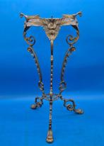 Beistelltisch – Barockstil mit reichem Reliefdekor –