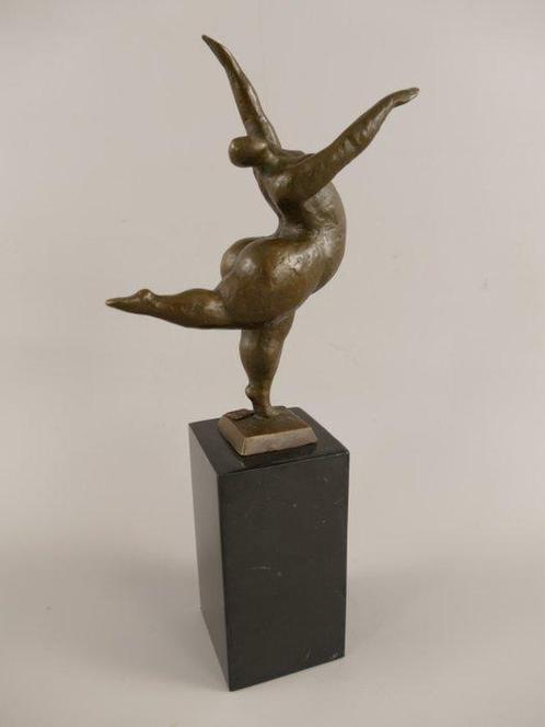 Statuette, Dansende volle vrouw - 33 cm - Marbre de Carrare, Antiek en Kunst, Curiosa en Brocante