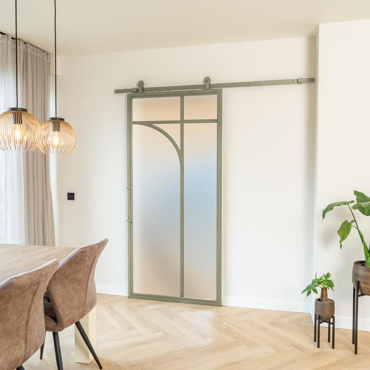 Stalen Schuifdeur - Olijfgroen - 5 Vlaks rond - Mat glas, Doe-het-zelf en Bouw, Raamkozijnen en Schuifdeuren, Inclusief glas, Nieuw