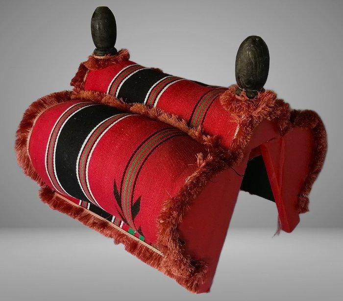 Zeldzaam groot kamelenzadel - Kelim bekleed - Repose-pieds -, Antiquités & Art, Art | Objets design