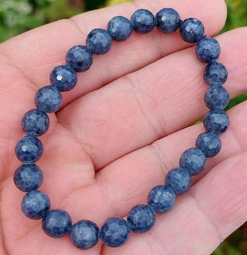 Blauwe saffier. Gefacetarmband met bijenraatpatroon., Verzamelen, Mineralen en Fossielen