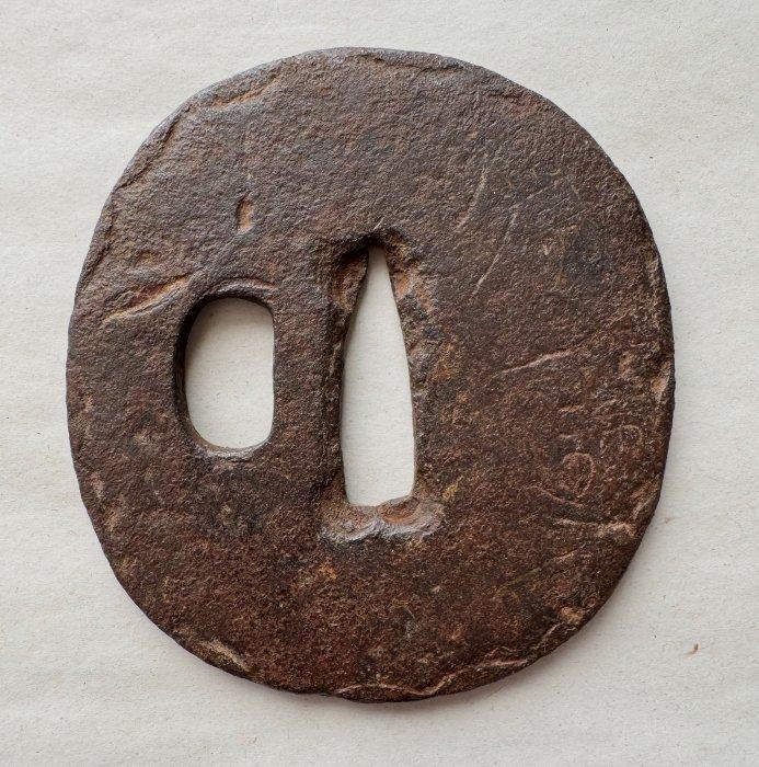 Antieke Japanse ijzeren Tsuba met inscriptie Namu Myoho, Antiquités & Art, Antiquités | Autres Antiquités