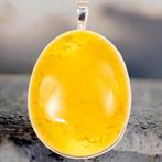 Pendentif en argent avec ambre miel : élégance et protection