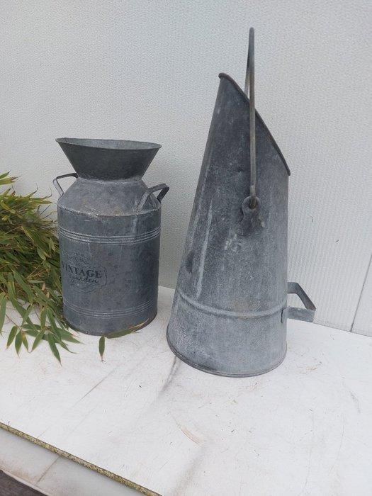 Vaas (2) - Zink - tuinvazen, Antiquités & Art, Curiosités & Brocante