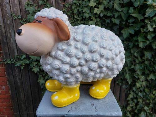 Beeld, funny lamb with yellow rain boots - 34 cm - polyresin, Antiek en Kunst, Curiosa en Brocante