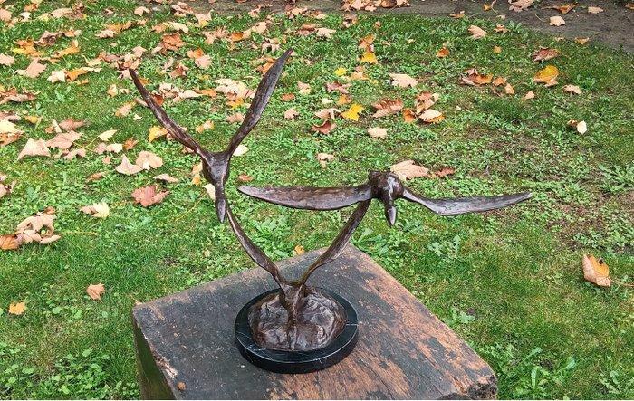 sculptuur, De trekvogels - 43 cm - brons marmer, Antiquités & Art, Art | Objets design