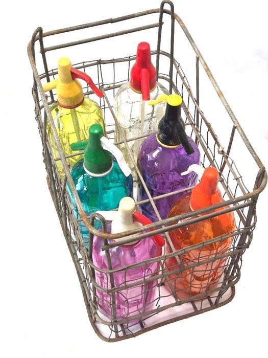 Sifon - Zes sifons vintage en een metalen mand., Antiek en Kunst, Kunst | Designobjecten