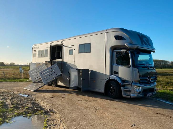 paardenvrachtwagen/mobilehome 7 paarden, Auto's, Vrachtwagens, Automaat, Diesel, Zilver of Grijs, Mercedes-Benz, Zwart, Euro 6