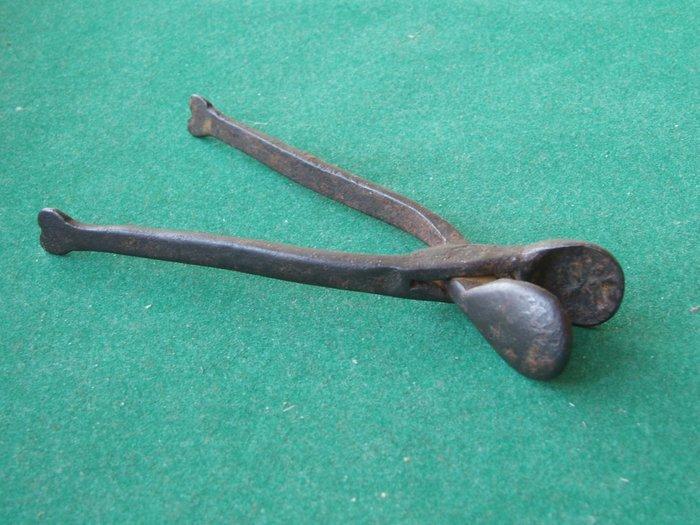 Notenkraker - Smeedijzer - Klaverblad versiering, Antiek en Kunst, Antiek | Overige Antiek